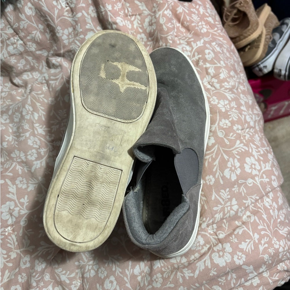 Size 9.5 - Picture 2 of 2